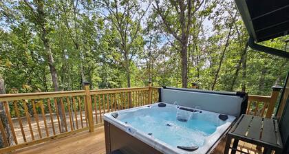 Romantic Woodland Retreat w/ Hot Tub, Fire Table