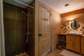 Shower, hair dryer, towels - Ecological Holiday Home - Le Nid des Anges (Saint-André Lachamp)