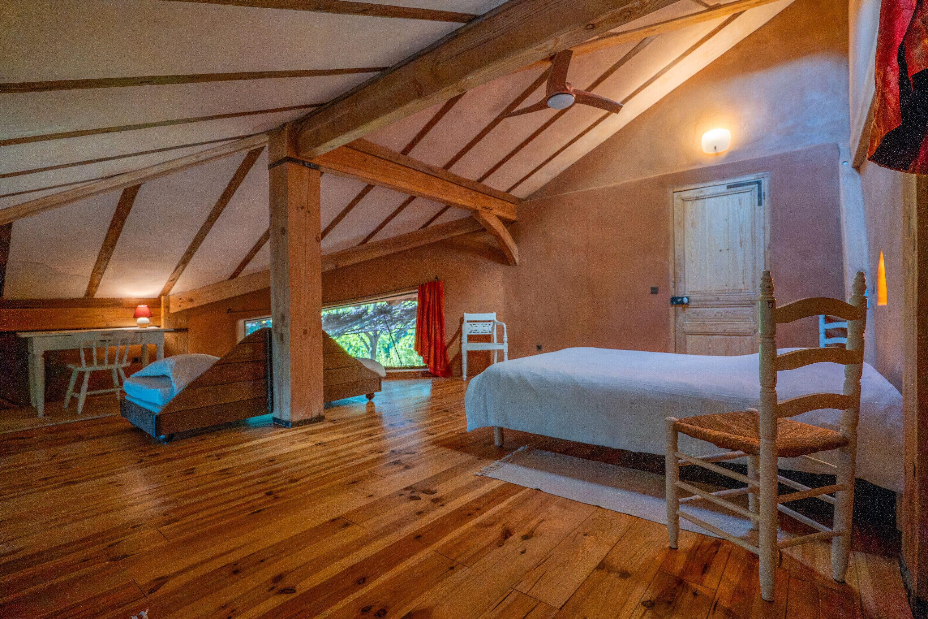 4 slaapkamers, een strijkplank/strijkijzer, beddengoed