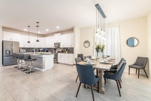 House | 6 bedrooms - Super Cozy- Sleeps 22 w Pool Amenities Pass (Kissimmee)