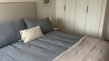 2 chambres, fer et planche à repasser, Wi-Fi, draps fournis