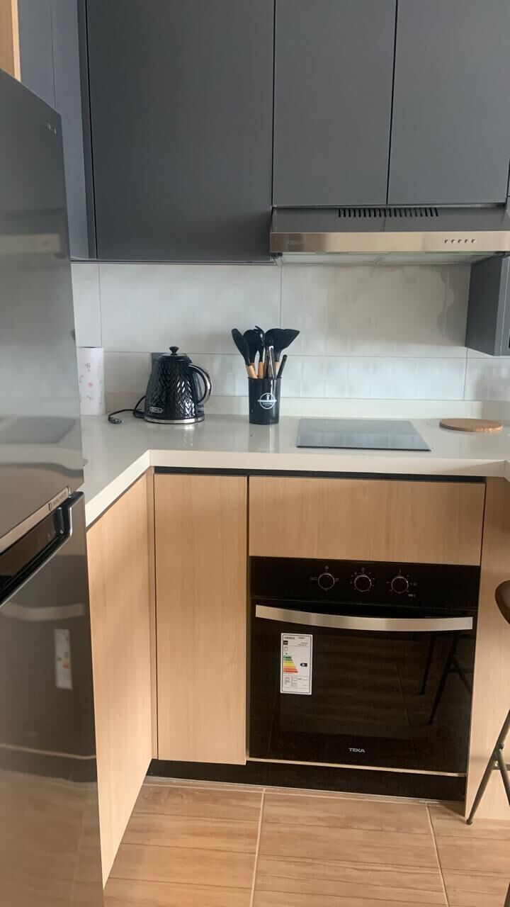 Cafetera y tetera, refrigerador, microondas y horno 
