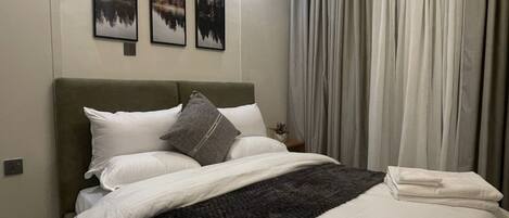 1 habitación, tabla de planchar con plancha, wifi y ropa de cama