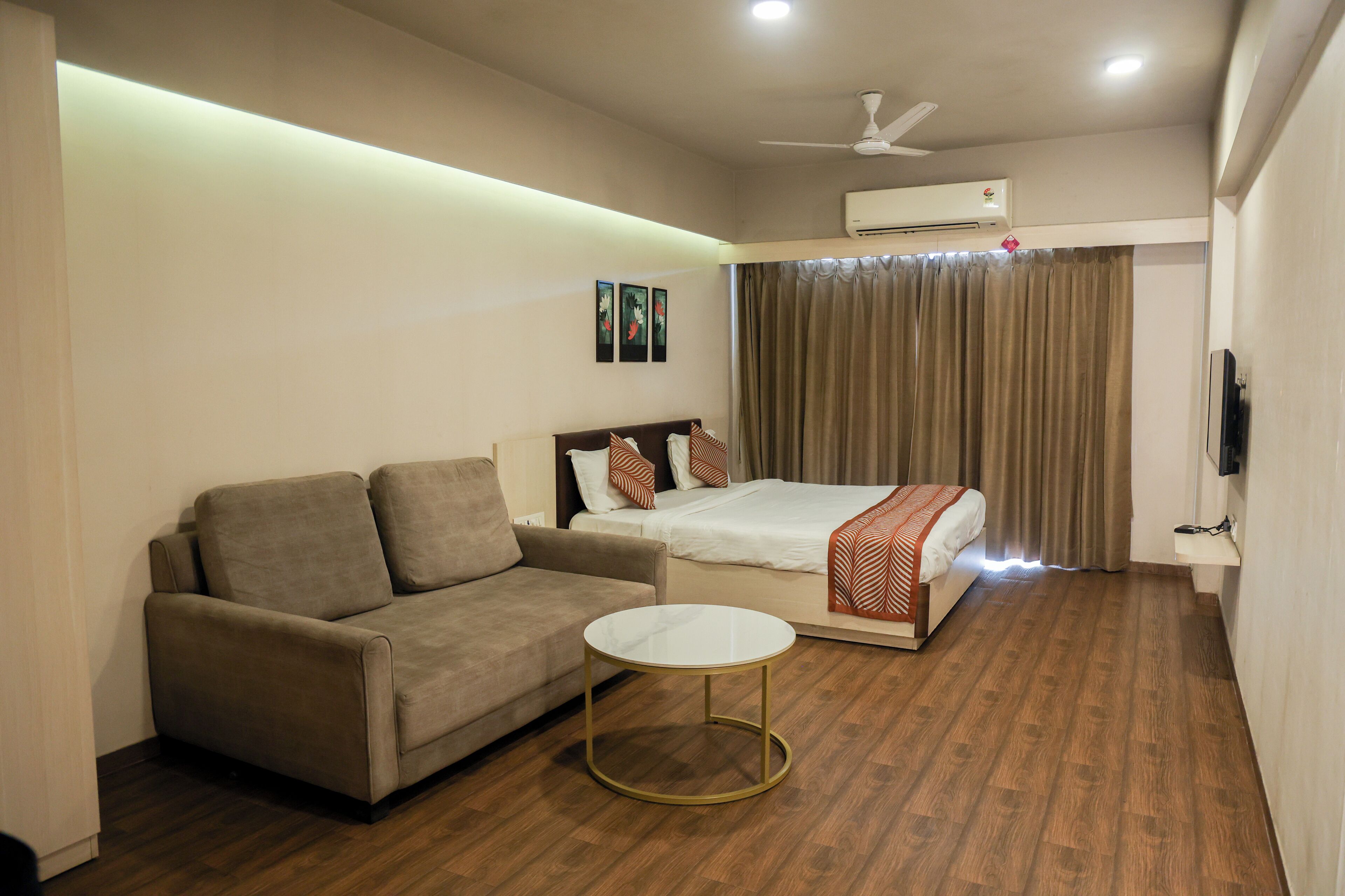 4 habitaciones, tabla de planchar con plancha, wifi y ropa de cama 