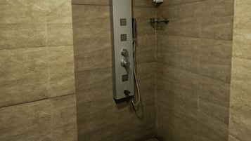 Serviettes fournies, savon, papier toilette