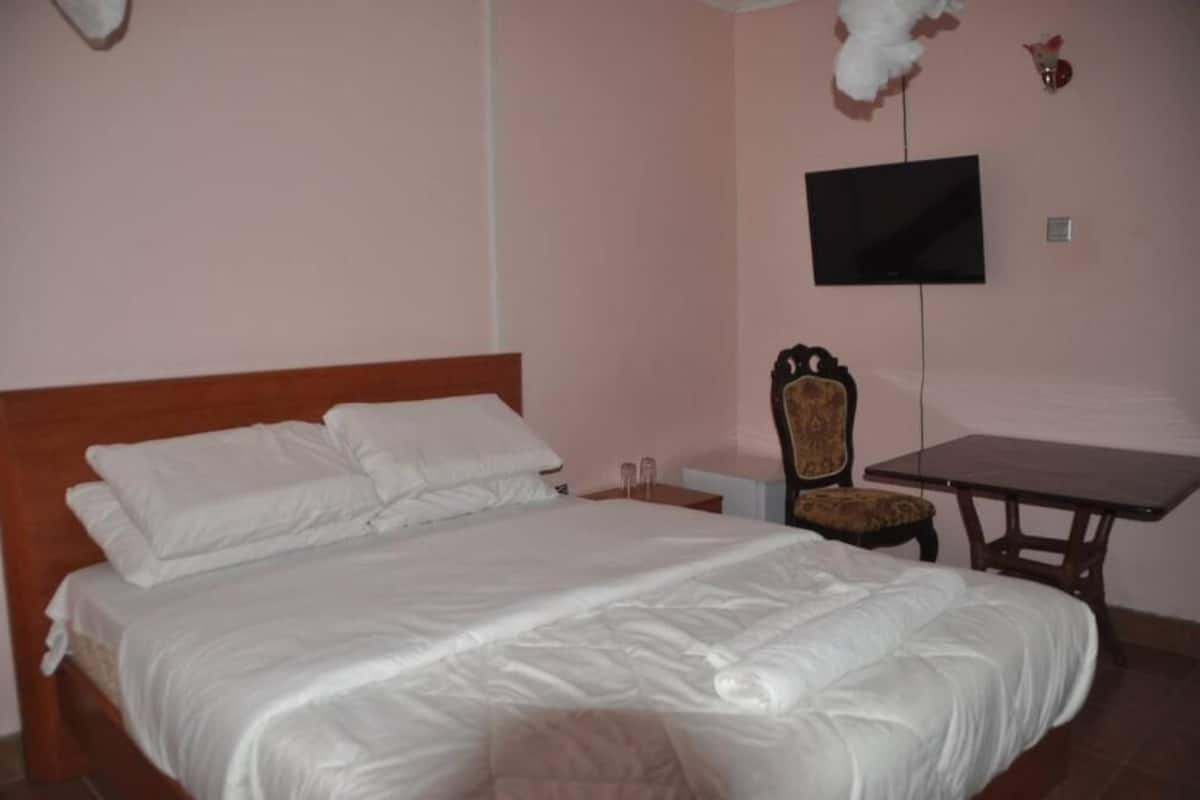 Habitación doble estándar, vista a la alberca | Wifi gratis y ropa de cama