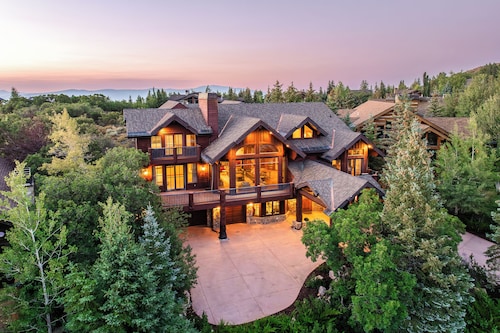 Epic Ski Views, Hot Tub, Shuttle to Deer Valley, Exclusive Neighborhood!