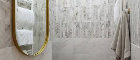 Ducha, secador de pelo, toallas, jabón