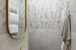 Dusche, Haartrockner, Handtücher, Seife