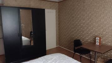 6 bedrooms, iron/ironing board, WiFi, bed sheets