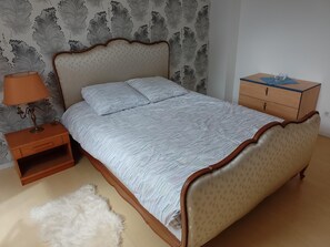 6 bedrooms, iron/ironing board, WiFi, bed sheets - Spacious room in residential area, close to amenities, RER bus 40mn from Paris (Lieusaint)