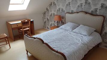 6 bedrooms, iron/ironing board, WiFi, bed sheets