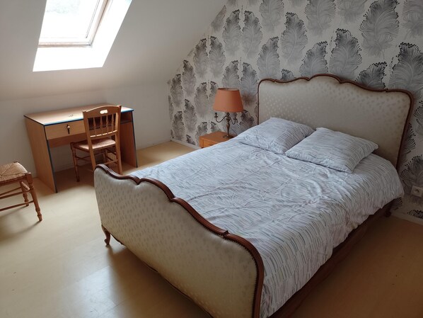 6 bedrooms, iron/ironing board, WiFi, bed sheets