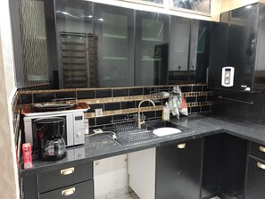 Fridge, microwave, oven, stovetop - Spacious room in residential area, close to amenities, RER bus 40mn from Paris (Lieusaint)