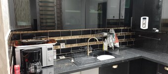 Spacious room in residential area, close to amenities, RER bus 40mn from Paris