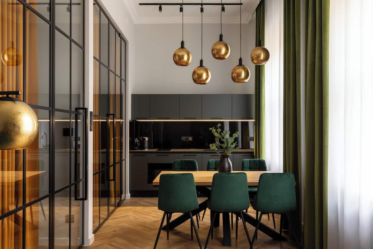 Departamento superior, 3 habitaciones | Área de sala de estar | Televisión de pantalla plana de 35 pulgadas con canales por cable