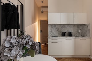 Deluxe Studio Suite, 1 Double Bed | Private kitchenette | Mini-fridge, stovetop, coffee/tea maker, electric kettle