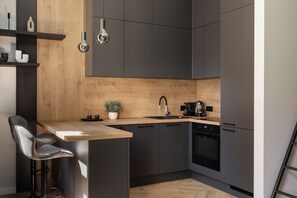 Frigobar, placa de cocina, cafetera/tetera, tetera/pava eléctrica