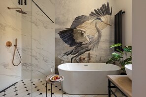 Deluxe-Studiosuite, Badewanne | Badezimmer | Dusche, kostenlose Toilettenartikel, Haartrockner, Handtücher