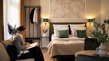 Suíte estúdio luxo, sacada | Área de estar | TV de tela plana 35 polegadas com canais a cabo