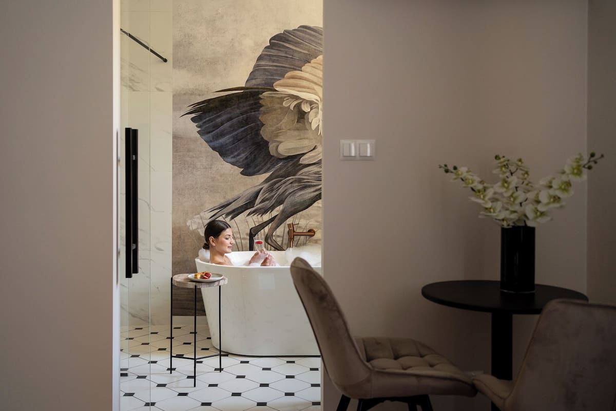 Deluxe Studio Suite, Bathtub | Bathroom | Free toiletries, hair dryer, towels, soap