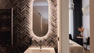 Suíte estúdio luxo | Banheiro | Produtos de toalete grátis, secador de cabelo, toalhas de banho