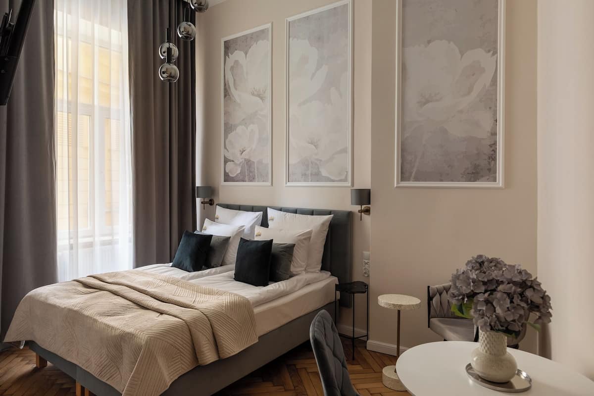 Deluxe Studio Suite, 1 Double Bed | Living area | 35-inch flat-screen TV with cable channels