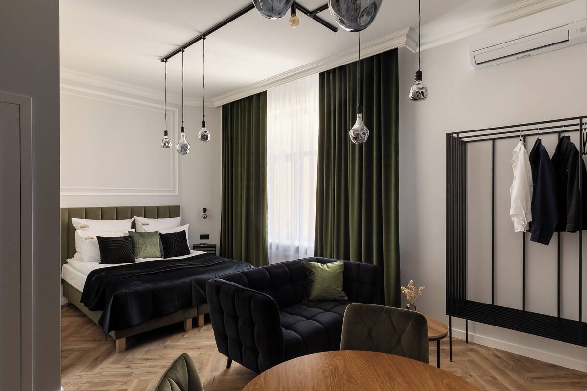 Suite estudio Deluxe | Área de sala de estar | Televisión de pantalla plana de 35 pulgadas con canales por cable