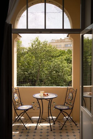 Deluxe studio suite, balkon | Woonruimte | Een 35-inch flatscreentelevisie met kabelzenders