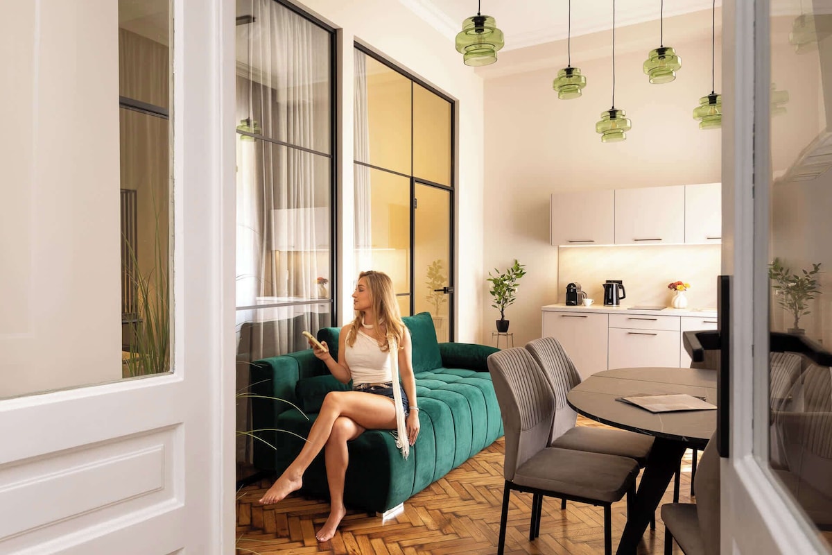 Departamento superior, 2 habitaciones, aire acondicionado | Área de sala de estar | Televisión de pantalla plana de 35 pulgadas con canales por cable