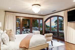 7 bedrooms, desk, iron/ironing board, WiFi