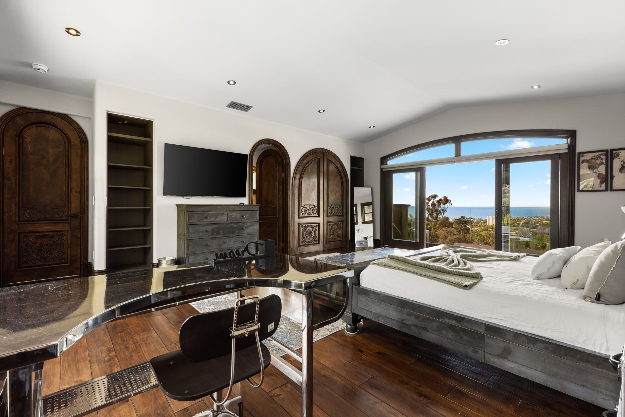 7 bedrooms, desk, iron/ironing board, WiFi