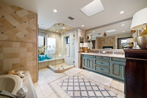 Shower, hair dryer, towels, shampoo - Exclusive La Jolla Villa-Ocean Views & Resort Pool (San Diego)