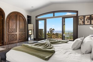 7 bedrooms, desk, iron/ironing board, WiFi - Exclusive La Jolla Villa-Ocean Views & Resort Pool (San Diego)