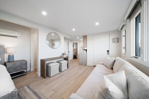 TV, offices - New - Modern Studio - Stunning Ocean View (San Diego)