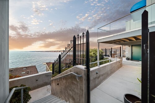 New - Modern Studio - Stunning Ocean View