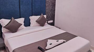 Deluxe Room, City View | Laptop workspace