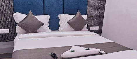 Deluxe Room, City View | Laptop workspace