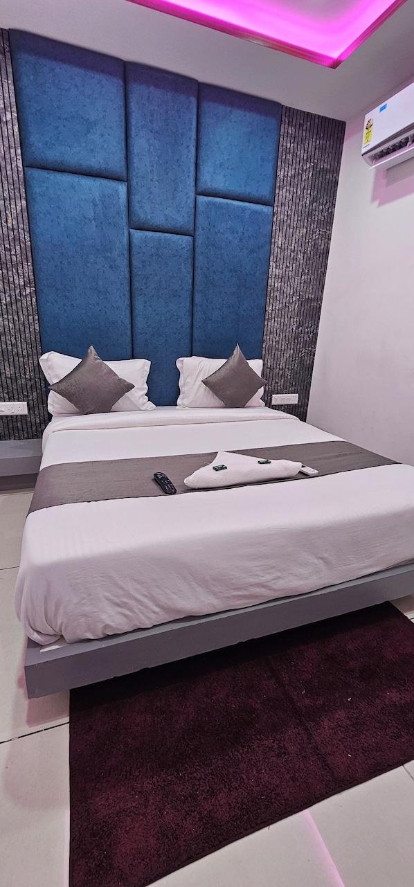 Deluxe Room, City View | Laptop workspace