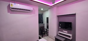 Habitación Deluxe, vista a la ciudad | Espacio para trabajar con laptop 