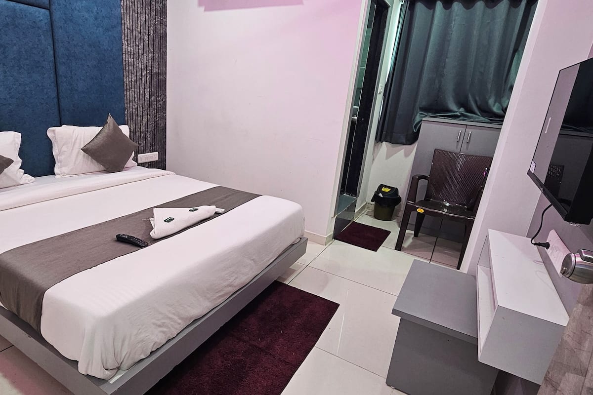 Deluxe Room, City View | Laptop workspace