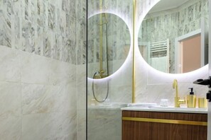 Shower, hair dryer, towels, soap - Urban central suites U4 (Beograd)
