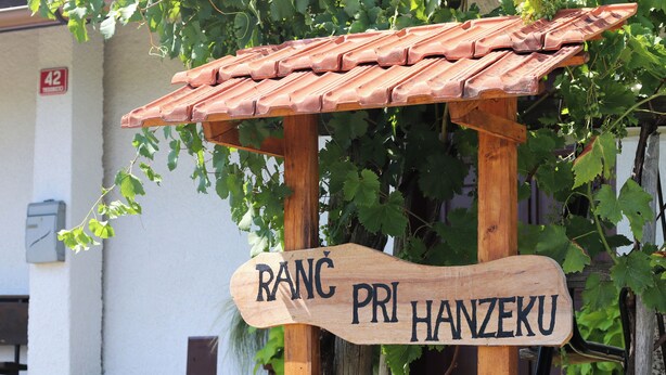 A wooden sign with the text "RANC PRI HANZEKU" under a tiled roof structure. - Vineyard cottage Ranč pri Hanzeku (Videm)
