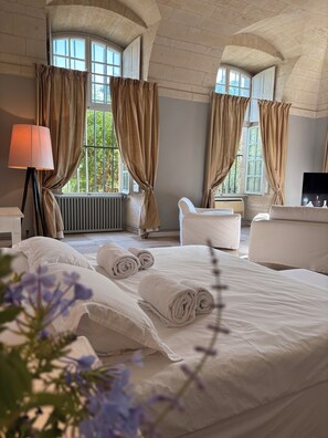 6 bedrooms, iron/ironing board, Internet, bed sheets