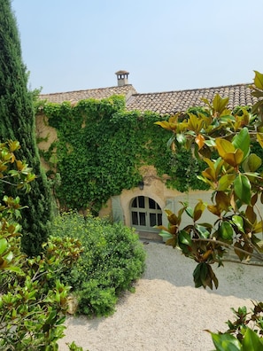 Property grounds - LUXURY CHATEAU FOR RENT UZES PROVENCE (Saint-Maximin)