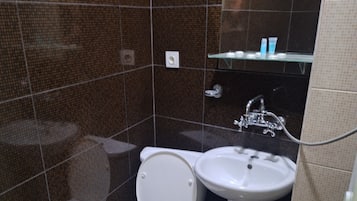 Habitación cuádruple clásica | Baño | Tina con regadera, pantuflas, toallas, jabón
