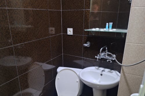 Habitación cuádruple clásica | Baño | Tina con regadera, pantuflas, toallas, jabón