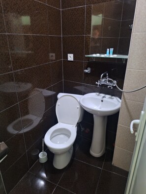 Classic Quadruple Room | Bathroom | Combined shower/tub, slippers, towels, soap