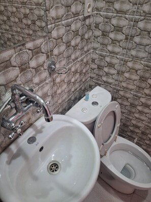Classic-Zimmer | Badezimmer | Duschwanne, Hausschuhe, Handtücher, Seife