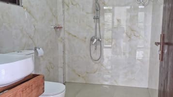 Toallas, jabón, shampoo, papel higiénico